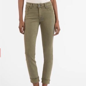 Women’s Kut from the Cloth Amy Mid rise crop straight leg. Olive color. Size 8.